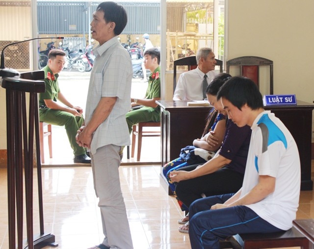 Các bị cáo trước vành móng ngựa. Trong ảnh là bị cáo Lê Tấn Phong (đứng), một trong những người có vai trò giúp sức cho chủ mưu vụ án là Lý Búp Pha.