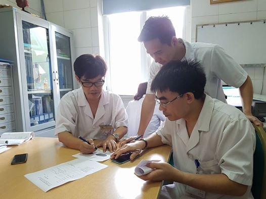 PGS.TS Bùi Vũ Huy hội chẩn với các bác sĩ về các trường hợp bệnh nhi đang nằm viện vì SXH. Ảnh: H.Hải