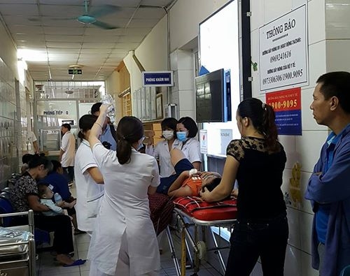 Bệnh nhi SXH được gia đình đưa đến viện trong tình trạng co giật, lơ mơ... và được chuyển ngay xuống khoa Cấp cứu điều trị. Ảnh: H.Hải