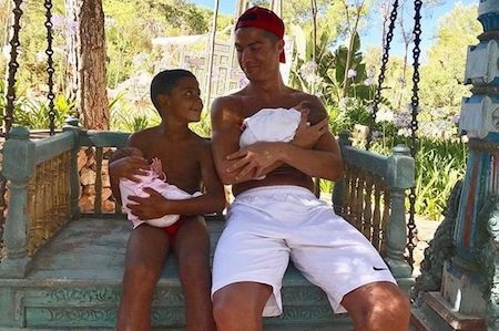C.Ronaldo vẫn muốn có thêm con