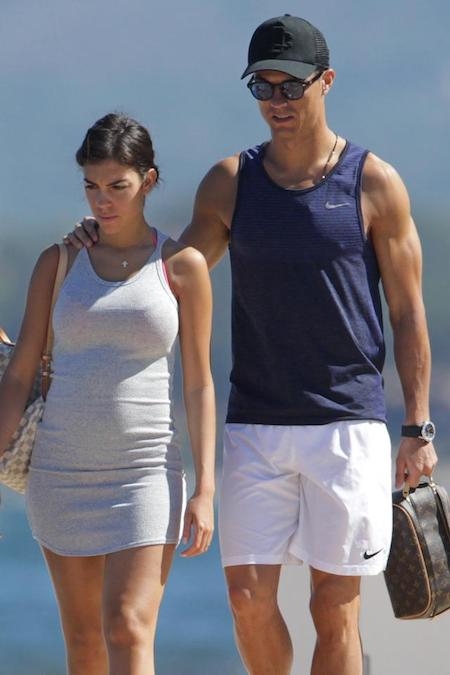 Bạn gái đang tính “trói chân” CR7?