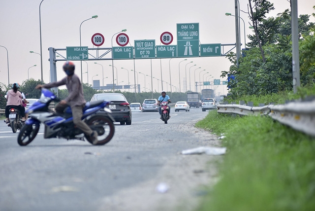  Nhiều người đi xe máy vào bên trong Đại lộ Thăng Long đã nhanh chóng quay đầu bỏ chạy khi thấy lực lượng chức năng, đi ngược chiều bất chấp nguy hiểm. 