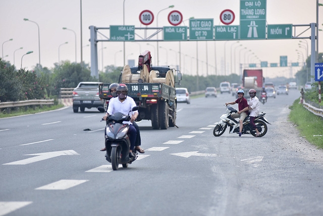  Theo lãnh đạo Đội CSGT số 11, phần lớn những người đi xe máy vào đại lộ đều biết đường cấm nhưng vẫn cố tình vi phạm. Nhiều người chỉ vì tiết kiệm chút thời gian mà bất chấp nguy hiểm tính mạng không chỉ bản thân mà còn ảnh hướng tới cả những người tham gia giao thông khác. 