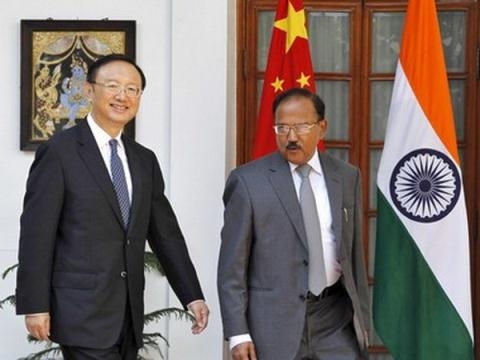  Cố vấn an ninh quốc gia Ấn Độ Ajit Doval và Ủy viên Quốc vụ Trung Quốc Dương Khiết Trì. Ảnh: Reuters 