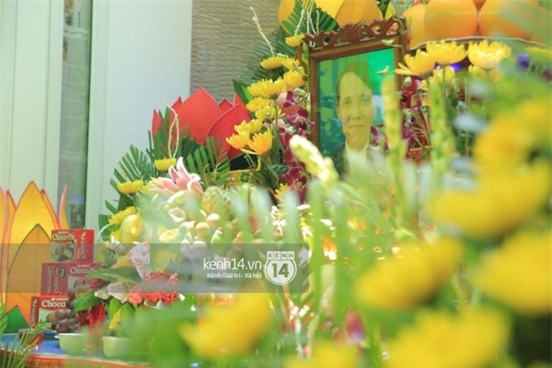 hoa hau pham huong khoc ngat trong dam tang cha, fan nghen ngao hinh anh 1