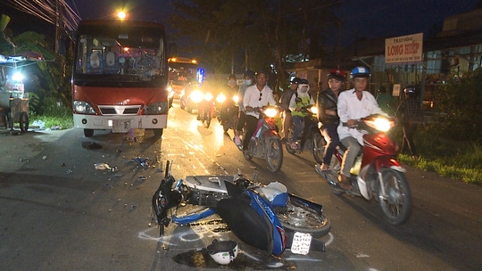 Lao vào xe khách trong đêm, 2 thanh niên nguy kịch - Ảnh 1.