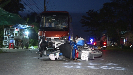 Lao vào xe khách trong đêm, 2 thanh niên nguy kịch - Ảnh 2.