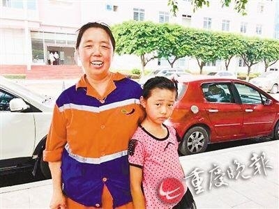 hanh-phuc-gian-di-cua-co-be-ngheo-duoc-me-quang-bat-che-1