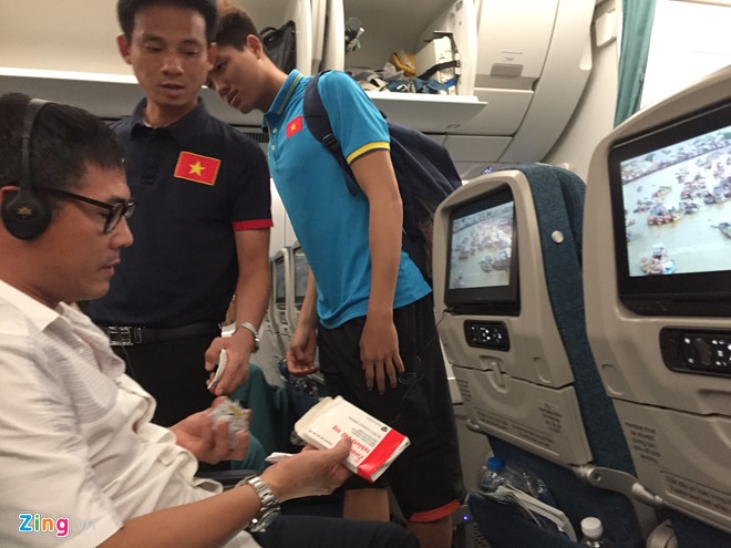 HLV Huu Thang uong thuoc nen con ho, lam viec thau dem tren may bay hinh anh 1