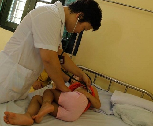 Một đêm 6 trẻ nhập viện vì sốt xuất huyết, có những trẻ bị sốc nặng - 1
