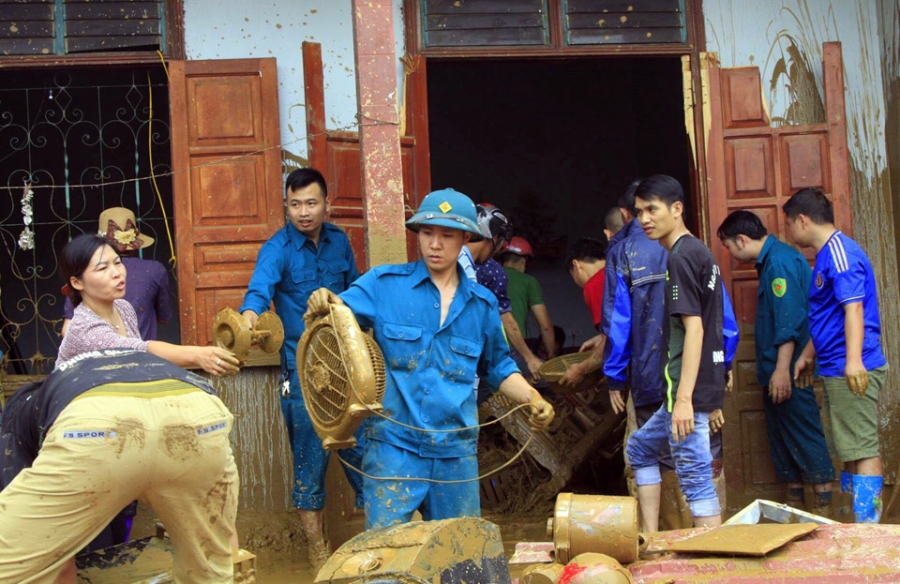 1.000 nguoi tat bat don dep sau lu o Mu Cang Chai hinh anh 4