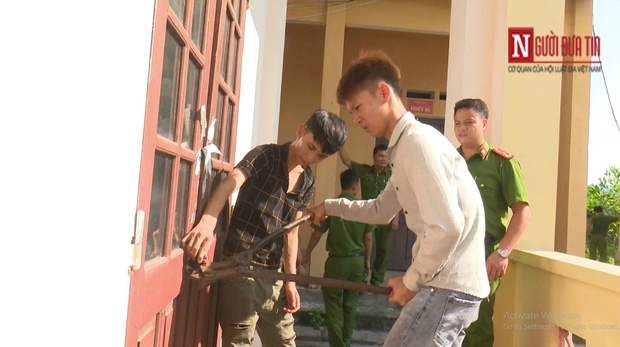 Clip hi hữu: 3 học sinh đột nhập chính trường mình học để trộm cắp tài sản - Ảnh 2.