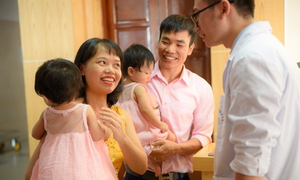 Vợ chồng anh Hảo, chị Nhung hạnh phúc khi sinh hạ cùng lúc 2 bé gái đáng yêu 