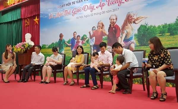  Các gia đình khoe hạnh phúc tròn đầy sau nhiều năm chữa hiếm muộn 