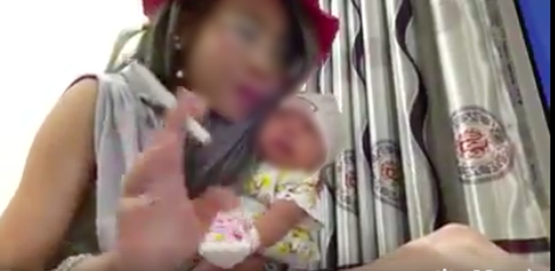 Nhìn Bella thản nhiên phả khói thuốc lá vào mặt con trai thì không chỉ phẫn nộ, ai cũng lo lắng cho số phận đứa bé! - Ảnh 4.