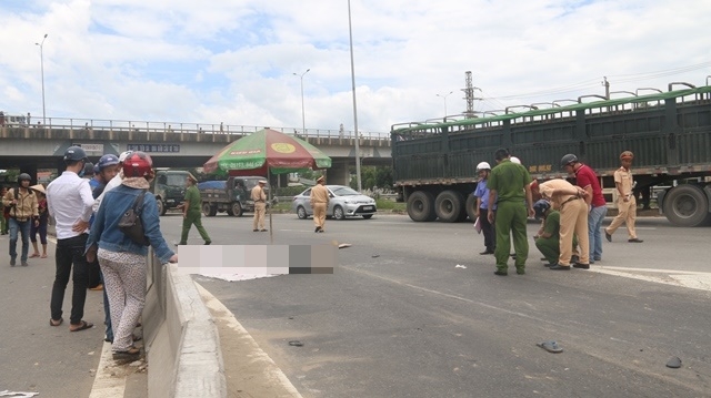 Nam sinh vừa nhận giấy báo đậu đại học cùng mẹ tử vong dưới bánh xe tải - Ảnh 1.