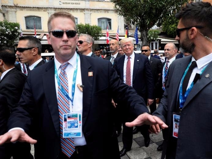 Can canh doi mat vu bao ve 'ong trum' Trump hinh anh 2