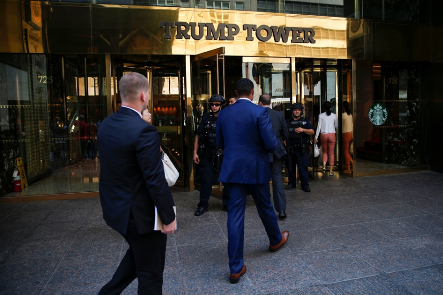 Can canh doi mat vu bao ve 'ong trum' Trump hinh anh 4