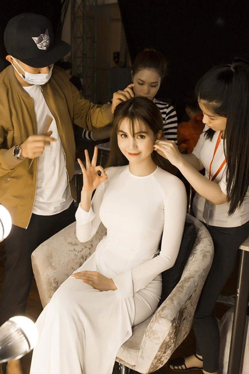 Cũng là áo dài trắng, nào ngờ Ngọc Trinh tóc ngắn lại xinh đẹp bội phần xưa kia - Ảnh 9.