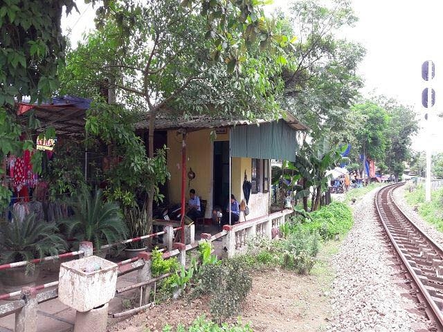loi ke kinh hoang cua nhan vien duong sat bi con do tan cong hinh anh 1