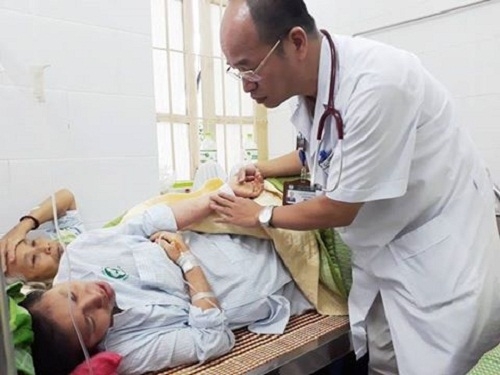 bac si chay dua voi tu than vua cap cuu vua do de cho ba bau mac sot xuat huyet - 2