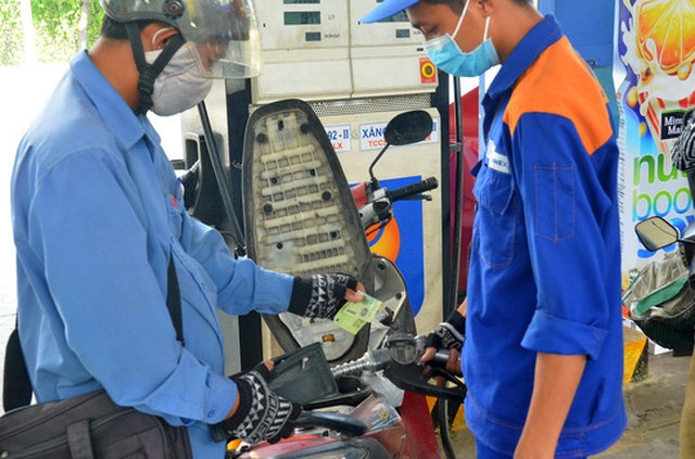  Người tiêu dùng chưa hưởng lợi nhiều từ sự cạnh tranh của các doanh nghiệp xăng dầu Ảnh: Tấn Thạnh 