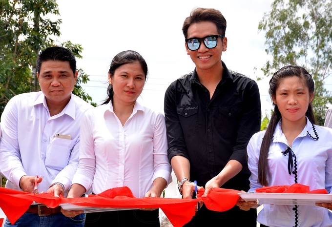 bach-cong-khanh-xay-cau-nua-ty-dong-tang-nguoi-dan-mien-tay-2