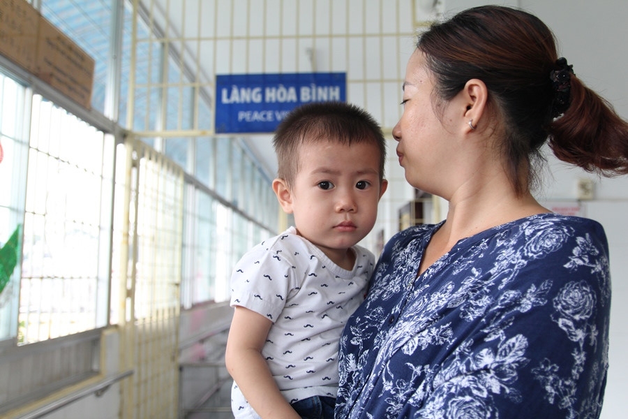 Cậu bé 2 tuổi nghi bị bỏ rơi trước cổng Bệnh viện Từ Dũ - ảnh 6