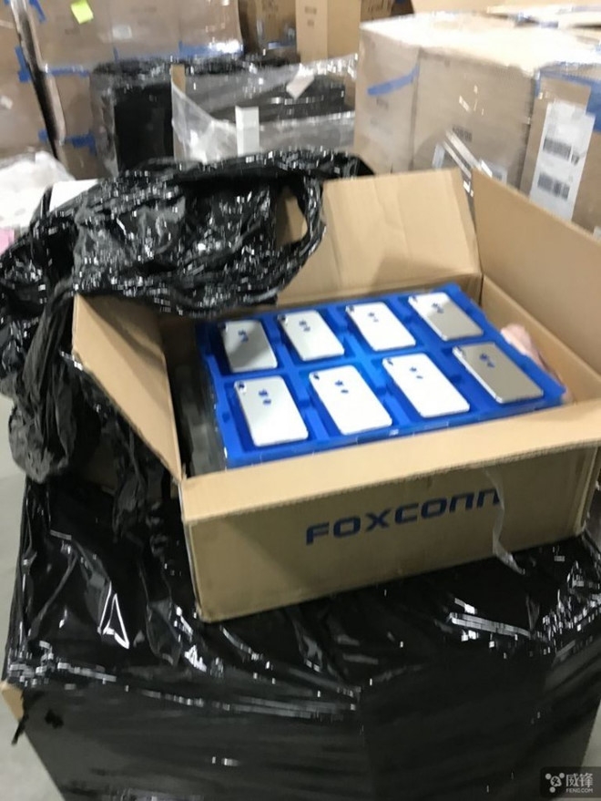 Lo anh thuc te iPhone 8 khien nguoi dung hoang mang hinh anh 1