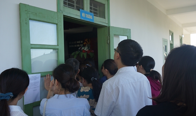 Các phụ huynh tập trung tại hội trường Trường Mầm non Hoa Sen để tham dự buổi bốc thăm giành suất học ở đây trong năm học 2017-2018