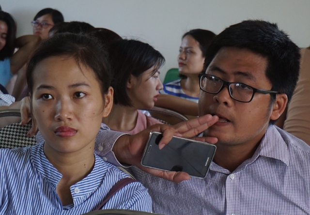 Sự căng thẳng hiện rõ trên khuôn mặt của các phụ huynh