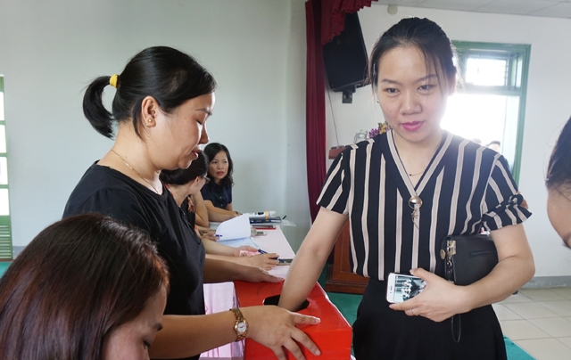  Nhiều phụ huynh tỏ ra khá căng thẳng khi thực hiện việc bốc thăm đầy may rủi 