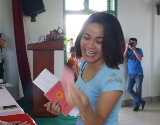  Nhiều phụ huynh không giấu nổi niềm vui khi bắt được thăm trúng tuyển 