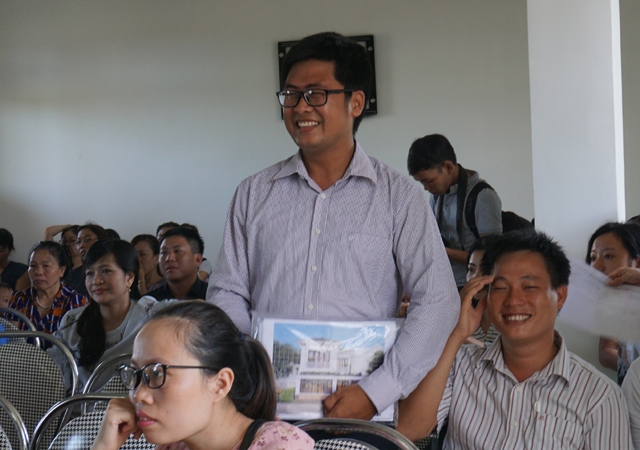 Anh Nguyễn Danh Đạt đứng hẳn dậy khi vợ lên bốc thăm