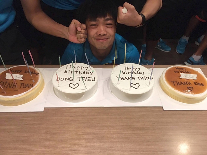 Những cú đấm thân thương của các đồng đội cho Công Phượng trong ngày sinh nhật chung của 4 thành viên U.22 Việt Nam /// Danh Minh