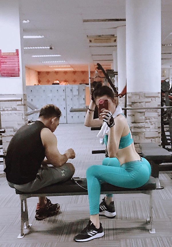 bong-mat-voi-trang-phuc-phong-gym-cua-angela-phuong-trinh-3