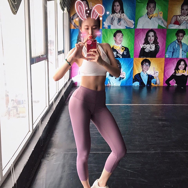 bong-mat-voi-trang-phuc-phong-gym-cua-angela-phuong-trinh-7
