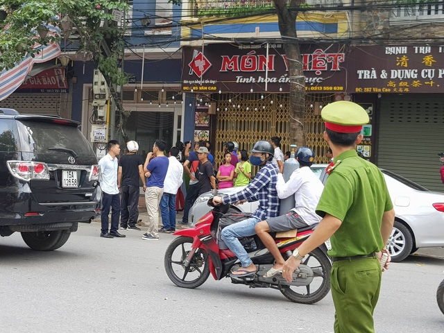  Cái chết của người đàn ông ngoại quốc gây sự chú ý cho nhiều người dân qua đây. Ảnh: HV 