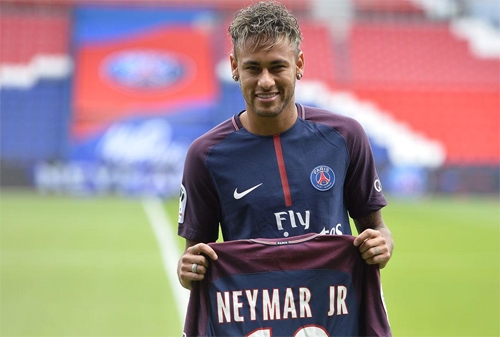 hinh-anh-neymar-khoac-ao-psg-tran-ngap-cua-hang-o-barcelona-1