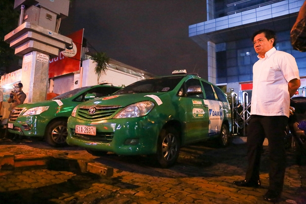 Tiếp tục ra quân giành vỉa hè ở Sài Gòn: Xử phạt nhiều taxi, ô tô sang lấn chiếm lề đường - Ảnh 11.