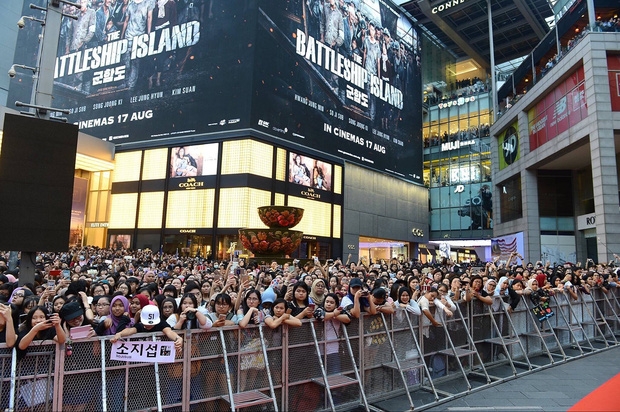 Đám đông 10.000 fan siêu khủng gây náo loạn khu thương mại lớn vì đón Song Joong Ki và 2 nghệ sĩ hạng A - Ảnh 7.