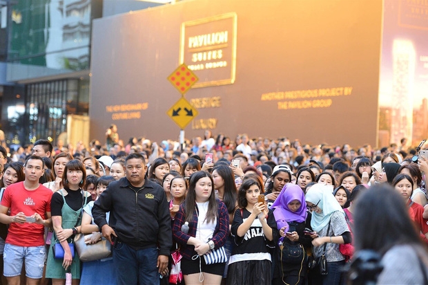 Đám đông 10.000 fan siêu khủng gây náo loạn khu thương mại lớn vì đón Song Joong Ki và 2 nghệ sĩ hạng A - Ảnh 8.