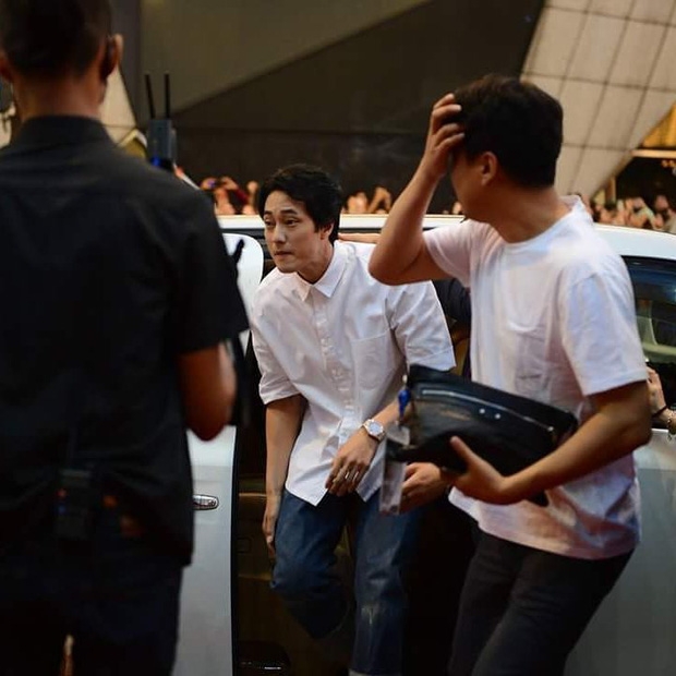 Đám đông 10.000 fan siêu khủng gây náo loạn khu thương mại lớn vì đón Song Joong Ki và 2 nghệ sĩ hạng A - Ảnh 10.