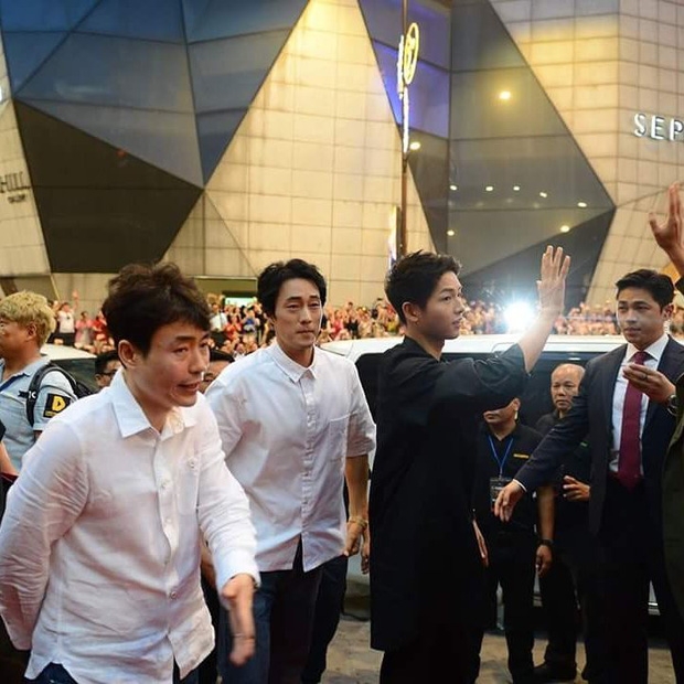 Đám đông 10.000 fan siêu khủng gây náo loạn khu thương mại lớn vì đón Song Joong Ki và 2 nghệ sĩ hạng A - Ảnh 11.