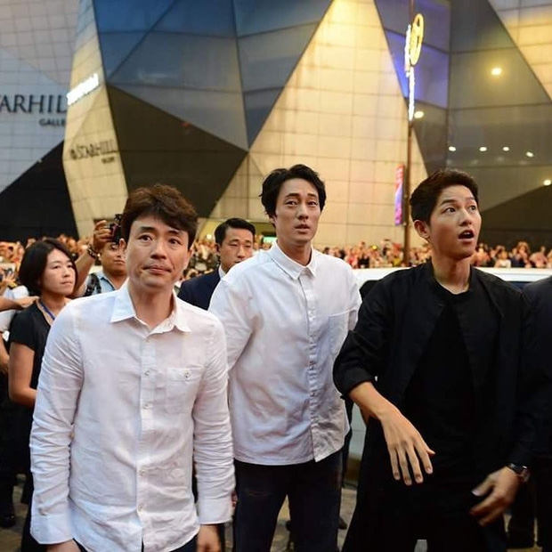 Đám đông 10.000 fan siêu khủng gây náo loạn khu thương mại lớn vì đón Song Joong Ki và 2 nghệ sĩ hạng A - Ảnh 12.