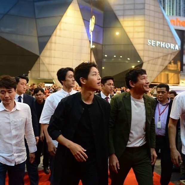 Đám đông 10.000 fan siêu khủng gây náo loạn khu thương mại lớn vì đón Song Joong Ki và 2 nghệ sĩ hạng A - Ảnh 14.