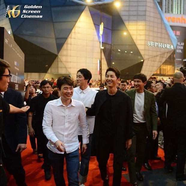 Đám đông 10.000 fan siêu khủng gây náo loạn khu thương mại lớn vì đón Song Joong Ki và 2 nghệ sĩ hạng A - Ảnh 15.
