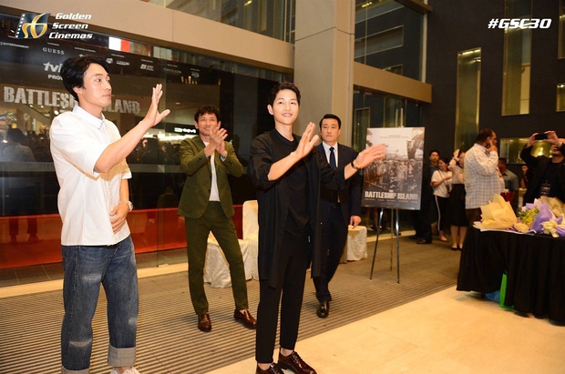 Đám đông 10.000 fan siêu khủng gây náo loạn khu thương mại lớn vì đón Song Joong Ki và 2 nghệ sĩ hạng A - Ảnh 16.