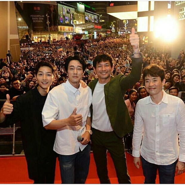 Đám đông 10.000 fan siêu khủng gây náo loạn khu thương mại lớn vì đón Song Joong Ki và 2 nghệ sĩ hạng A - Ảnh 17.