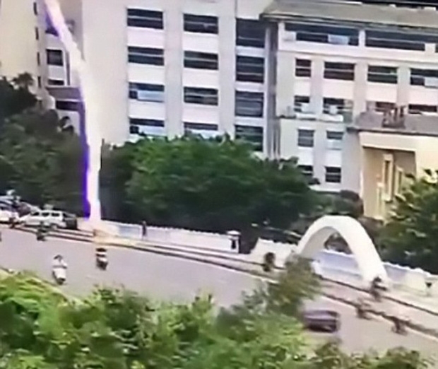 Đang vi vu xe máy, người đàn ông bất ngờ bị sét đánh trúng - Ảnh 2.